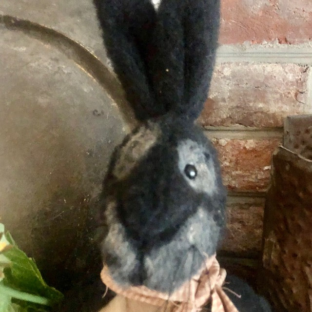 Raggedy Junction - Sitting Bunny - Black