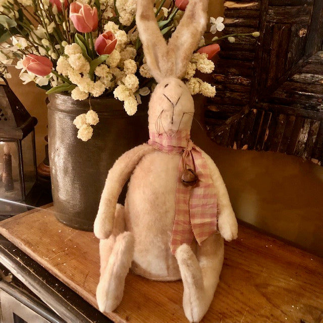 Raggedy Junction - Sitting Cream Bunny