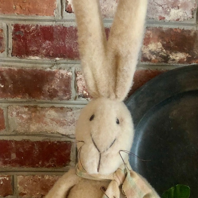 Raggedy Junction - Sitting Cream Bunny